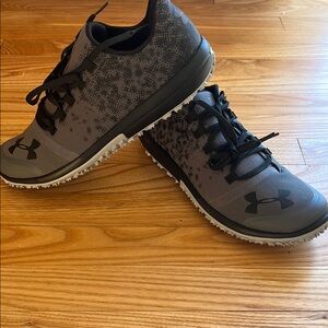 Under Armour Men’s Speed Tire Ascent low running shoe 9.5 gray and black. NEW